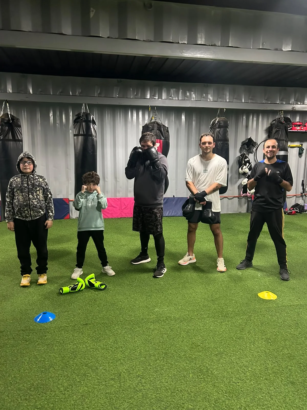 Grupo de alumnos después de una sesión de entrenamiento de boxeo