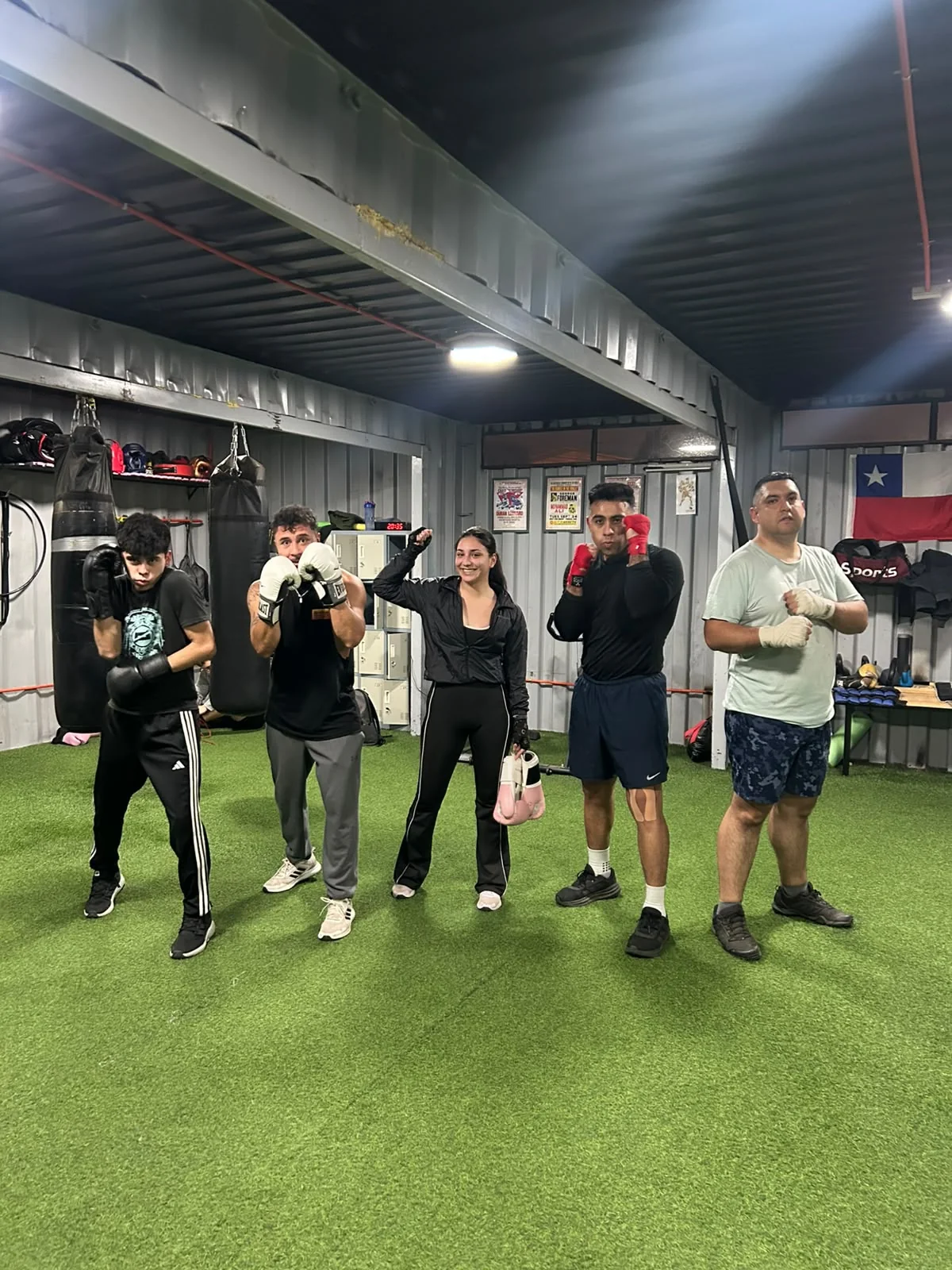 Alumnos del club preparados para entrenar boxeo