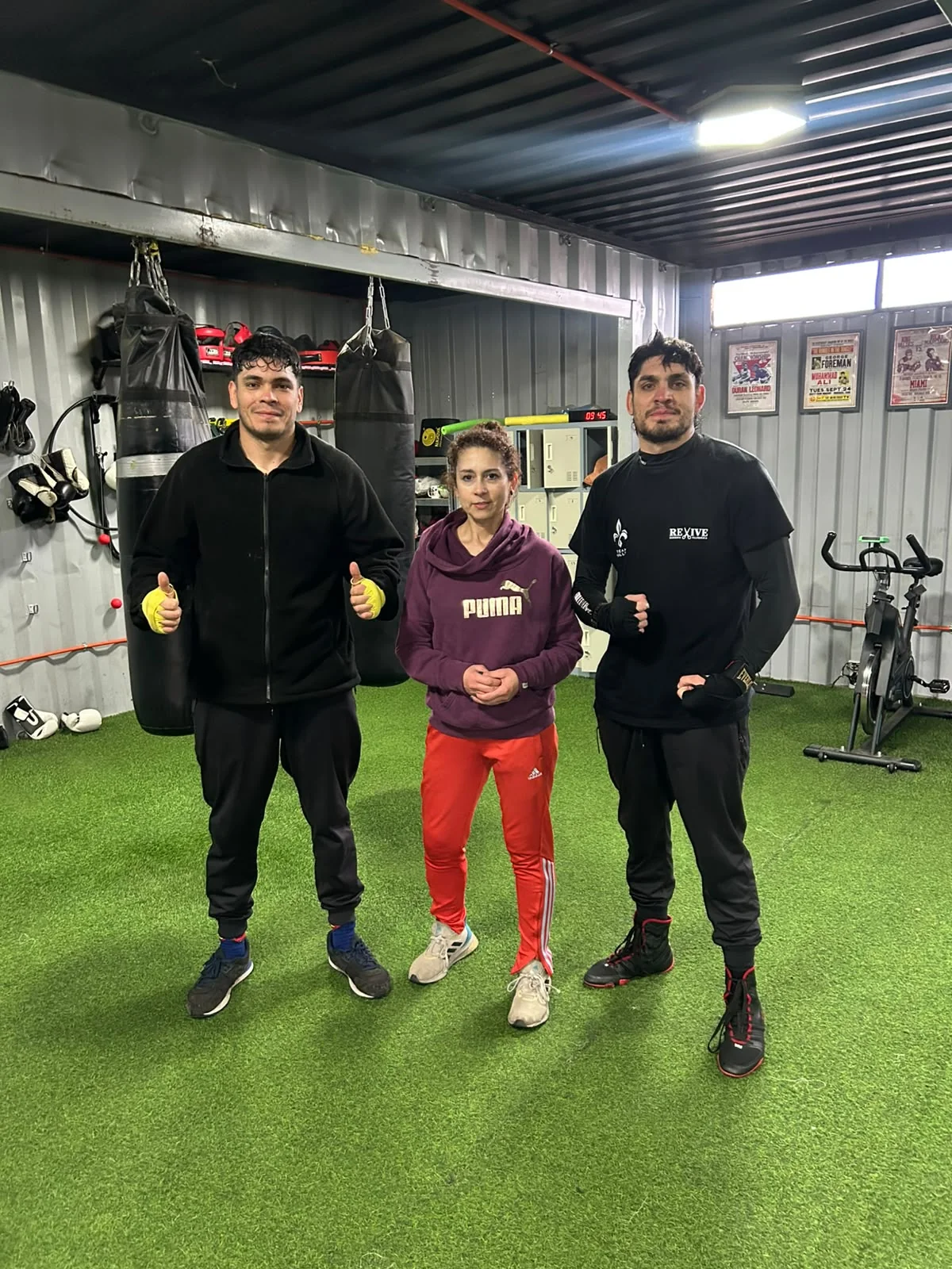 Alumnos y entrenadora durante una jornada de boxeo