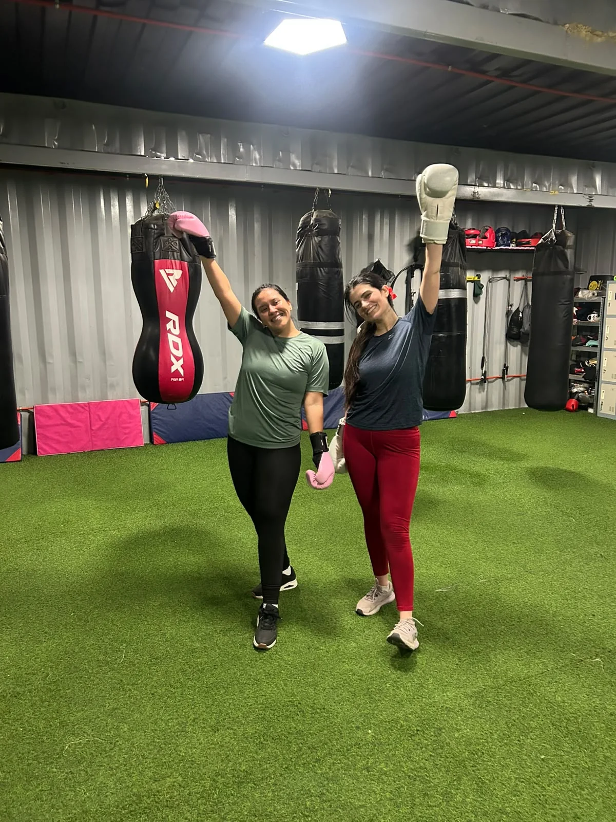 Alumnas del Club de Boxeo Curauma celebrando su entrenamiento