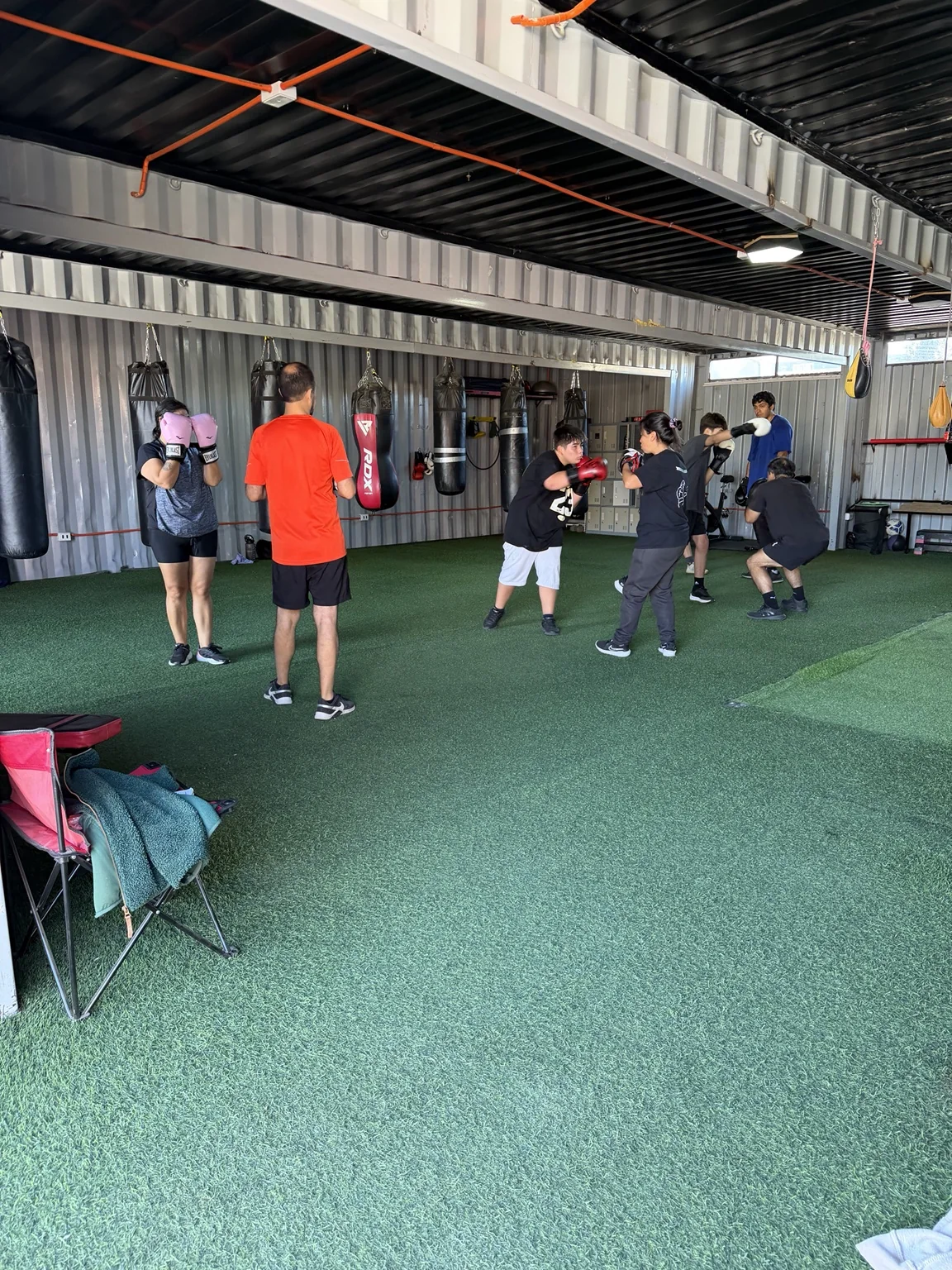 Alumnos practicando técnica de boxeo