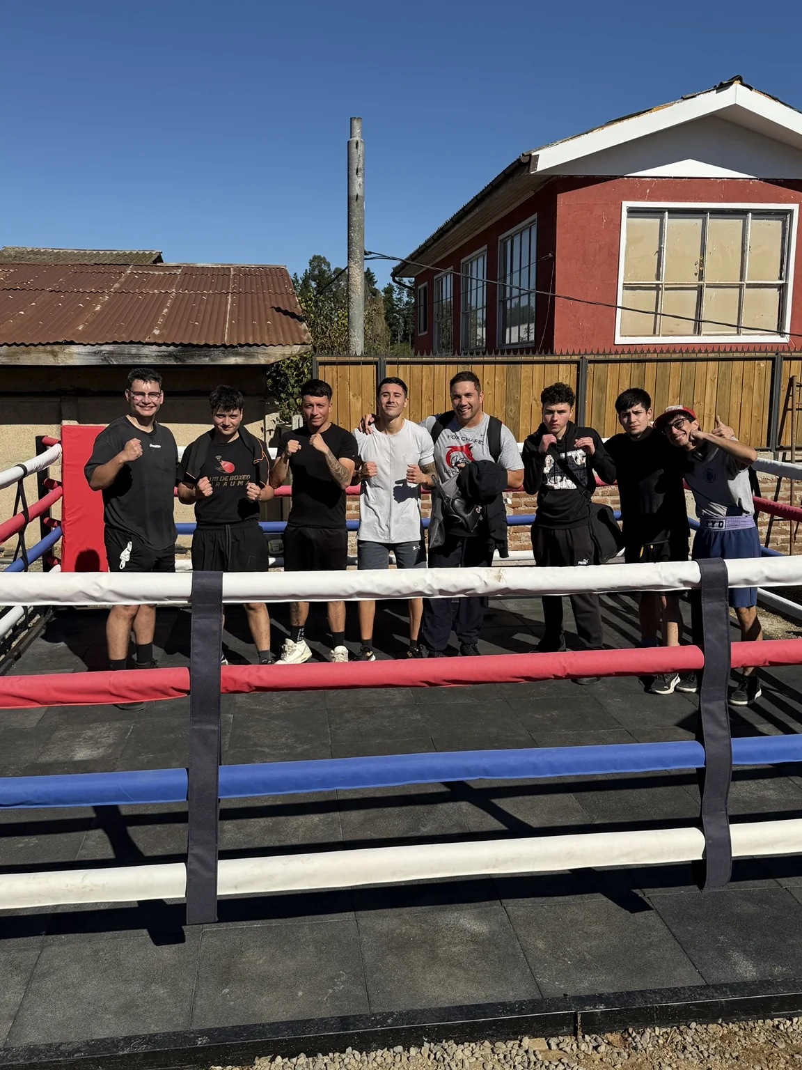 Equipo del club reunido en el ring